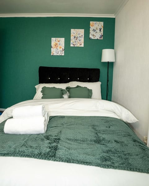 Bedroom, towels