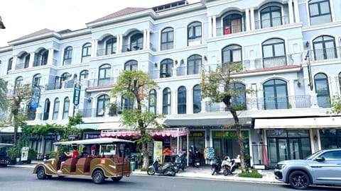 Property building, Day, People, Neighbourhood, City view, Street view, Location, group of guests