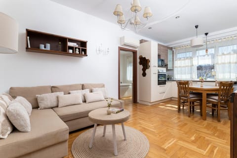 TV and multimedia, Kitchen or kitchenette, Living room, Seating area, Dining area