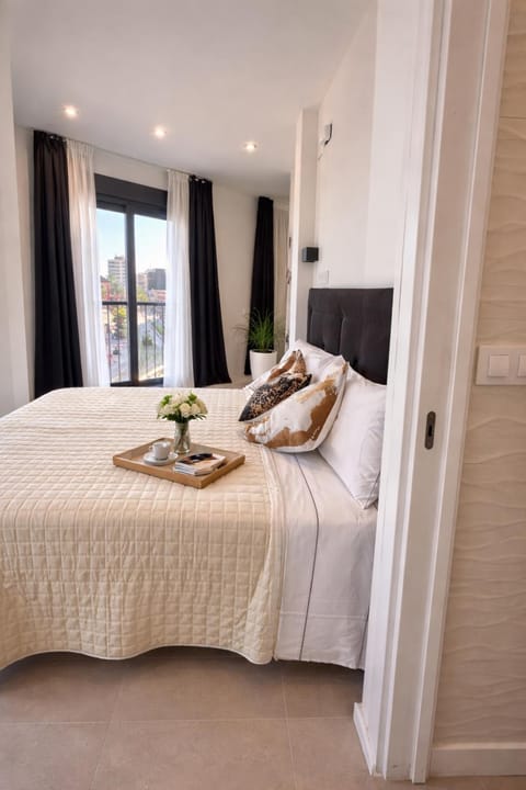 Bed, TV and multimedia, Photo of the whole room, Bedroom, towels
