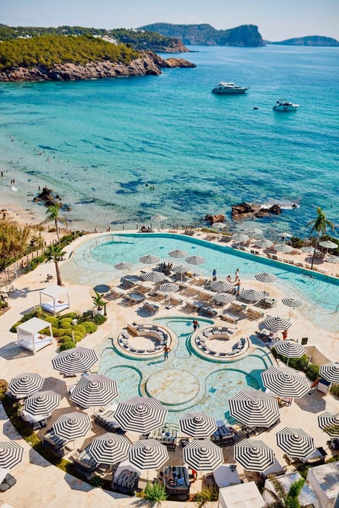 Nearby landmark, Restaurant/places to eat, Natural landscape, Balcony/Terrace, Beach, Pool view, Sea view, Swimming pool, sunbed