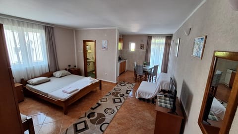 Bed, TV and multimedia, Living room, Photo of the whole room, Seating area, towels