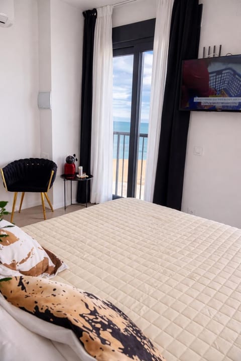 Bed, Natural landscape, TV and multimedia, View (from property/room), Photo of the whole room, Sea view