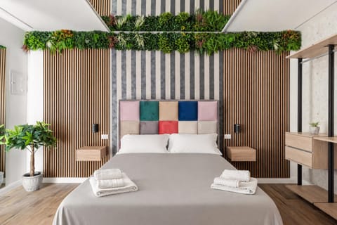 Bed, Photo of the whole room, Bedroom, towels