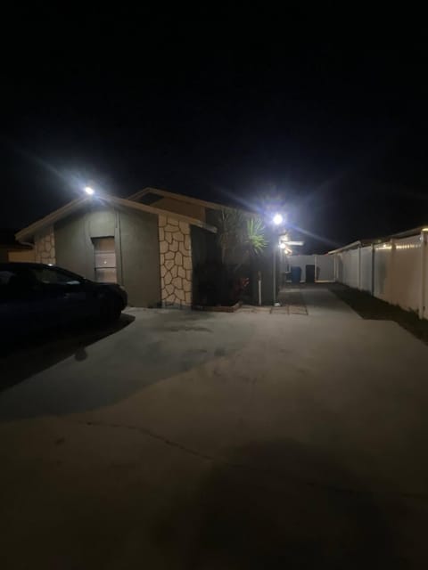 Private Studio Suite with Independent Entrance & Parking Apartment in Town N Country