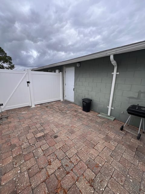 Private Studio Suite with Independent Entrance & Parking Apartment in Town N Country