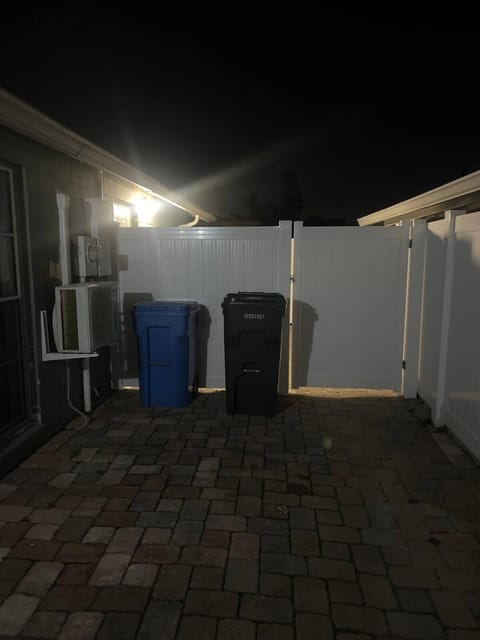 Private Studio Suite with Independent Entrance & Parking Apartment in Town N Country