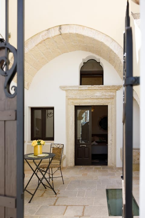 Property building, Patio, Facade/entrance