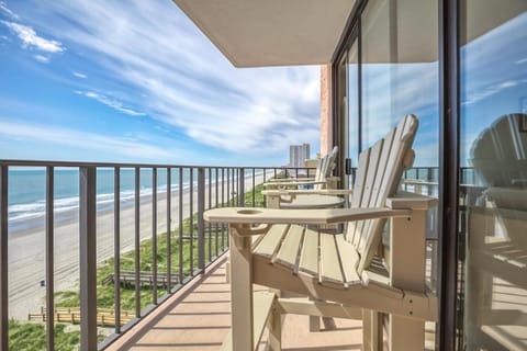 Patio, Day, Natural landscape, View (from property/room), Balcony/Terrace, Seating area, Dining area, Beach, Sea view