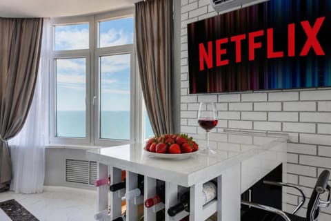 TV and multimedia, Food and drinks, Dining area, Food, Sea view