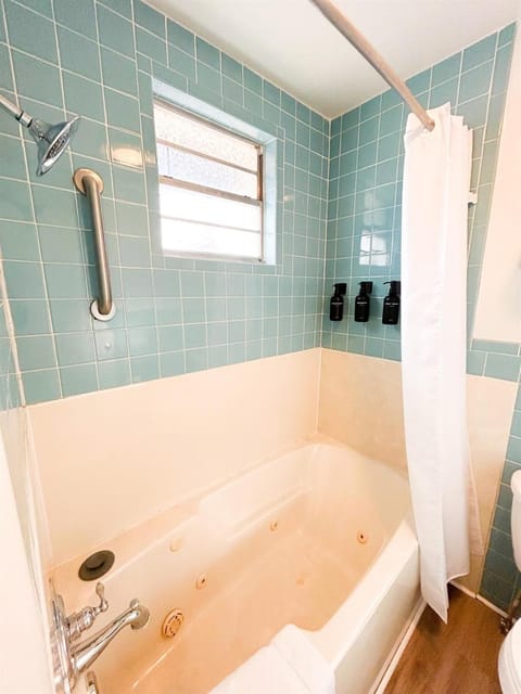 Boutique Studio with Jetted Tub Walk to Town Apartment in Eureka Springs