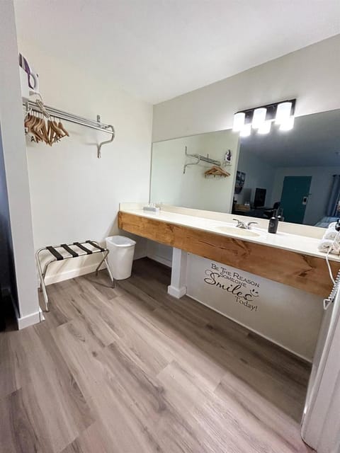 Boutique Studio with Jetted Tub Walk to Town Apartment in Eureka Springs