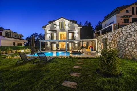 Property building, Patio, Night, Garden, Garden view, Pool view, Swimming pool, sunbed