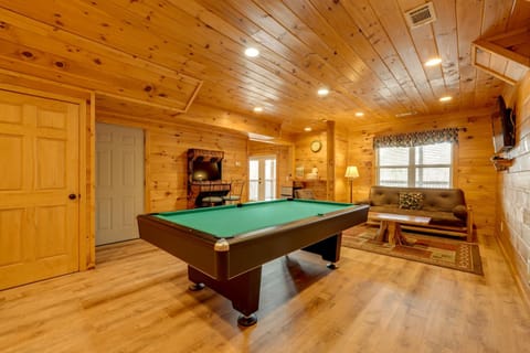 Blue Ridge Retreat Epic Game Room and Luxe Hot Tub House in Blue Ridge