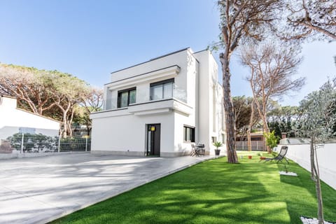 Property building, Garden, Parking
