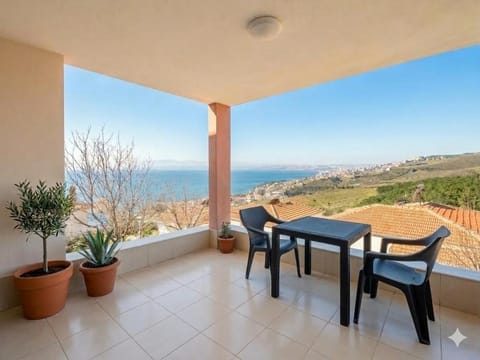 Natural landscape, Balcony/Terrace, Seating area, Sea view