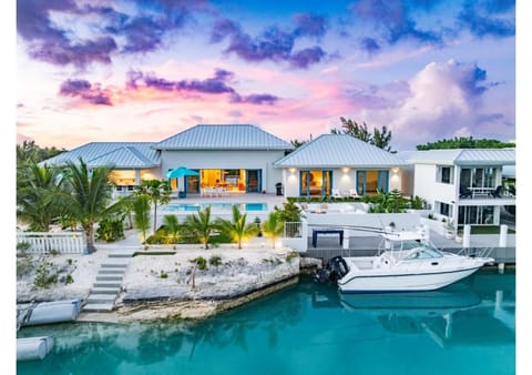 Property building, Pool view, Sea view, Swimming pool