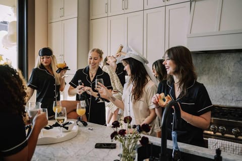 Luxe 7 bedroom home with pool and spa 1 block to parade route House in Warehouse District