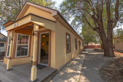 Dog Friendly! Dunwell Cottage, Cute Downtown Home, Close to Everything!! House in Salida