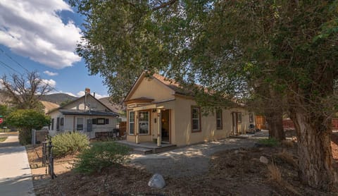Dog Friendly! Dunwell Cottage, Cute Downtown Home, Close to Everything!! House in Salida