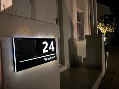 Villa Lyón - 4 Bed 4 Bath in residential Security Estate House in Stellenbosch