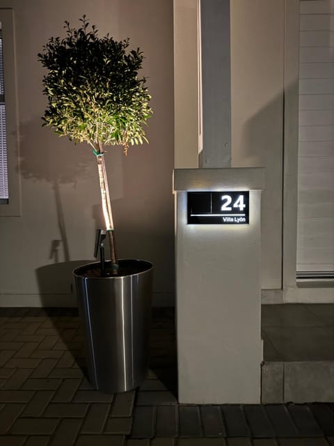 Villa Lyón - 4 Bed 4 Bath in residential Security Estate House in Stellenbosch