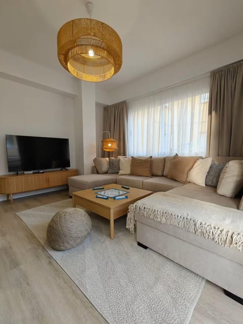 Communal lounge/ TV room, TV and multimedia, Living room, Seating area, Evening entertainment