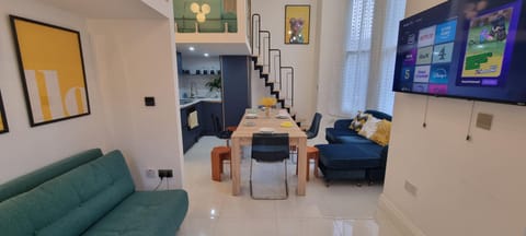 Communal lounge/ TV room, Lounge or bar, Seating area, Dinner, kitchen