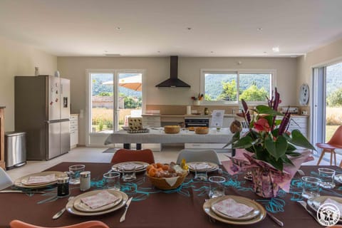 Patio, Natural landscape, Coffee/tea facilities, Kitchen or kitchenette, Living room, Food and drinks, Business facilities, Seating area, Dining area, Communal kitchen, Food, Meals, Drinks, Parking, dishwasher, oven, stove