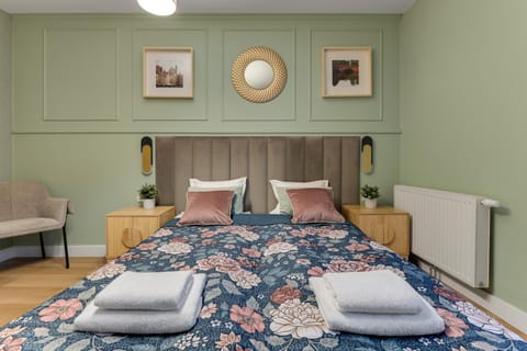 Bed, Bedroom, towels