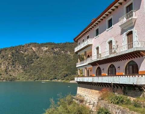 Property building, Nearby landmark, Natural landscape, Balcony/Terrace, Lake view, Mountain view
