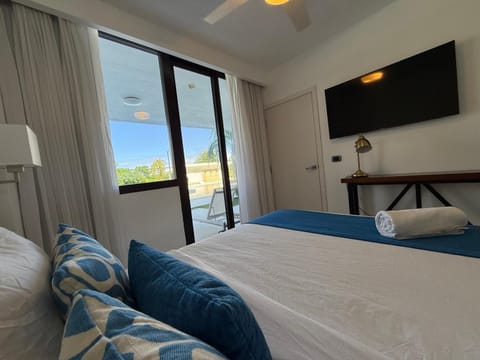 Communal lounge/ TV room, Bed, Natural landscape, TV and multimedia, Photo of the whole room, Evening entertainment, Bedroom, Sea view, towels