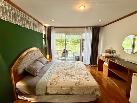 Bed, Photo of the whole room, Seating area, Bedroom