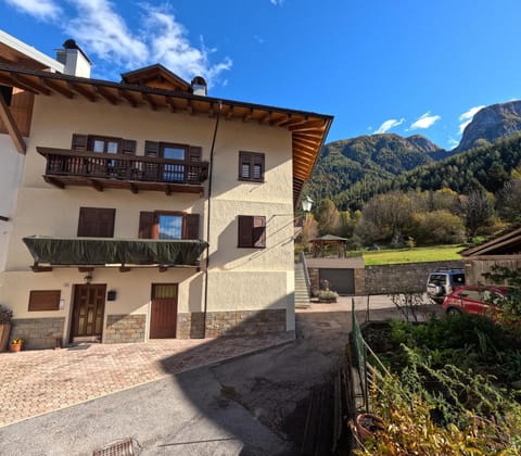 Property building, Balcony/Terrace, Mountain view, Parking