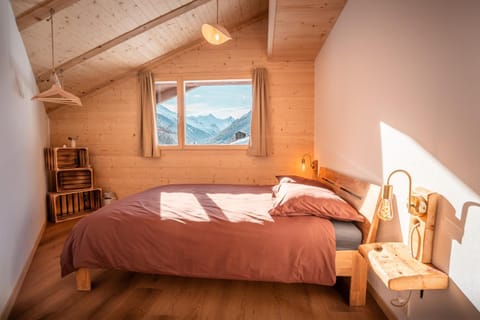 Bedroom, Mountain view