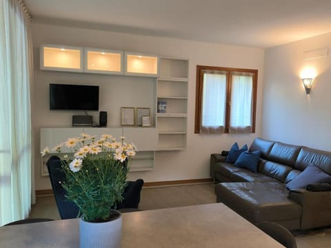TV and multimedia, Kitchen or kitchenette, Living room, Seating area