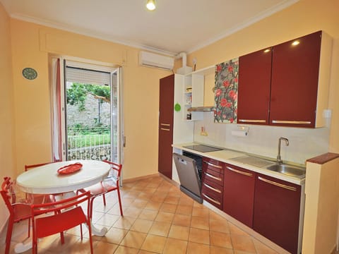 Kitchen or kitchenette, Dining area, stove