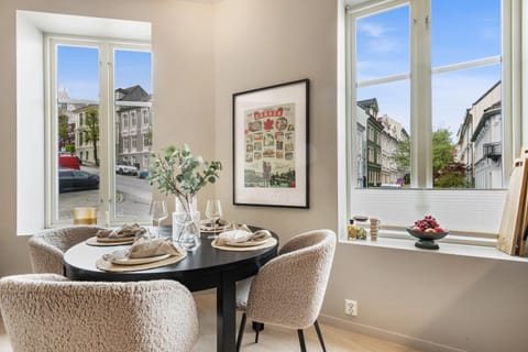 View (from property/room), Dining area, City view