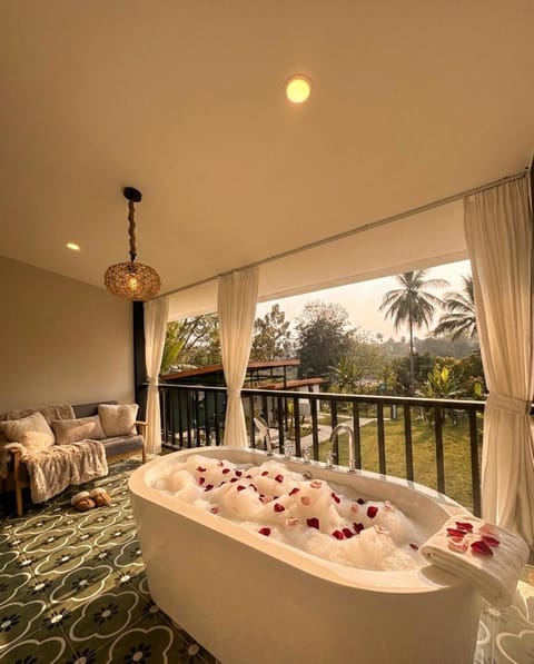 Natural landscape, Hot Tub, Balcony/Terrace, Photo of the whole room, Bath, towels