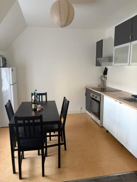 Kitchen or kitchenette, Dining area, stove