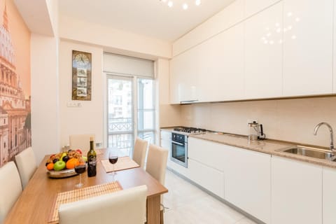 Kitchen or kitchenette, Food and drinks, Seating area, Dining area, Food, dishwasher, minibar, oven, stove