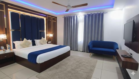 Communal lounge/ TV room, Bed, TV and multimedia, Photo of the whole room, Evening entertainment, Bedroom, fireplace