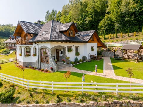 Property building, Spring, Day, Natural landscape, Garden, Garden view