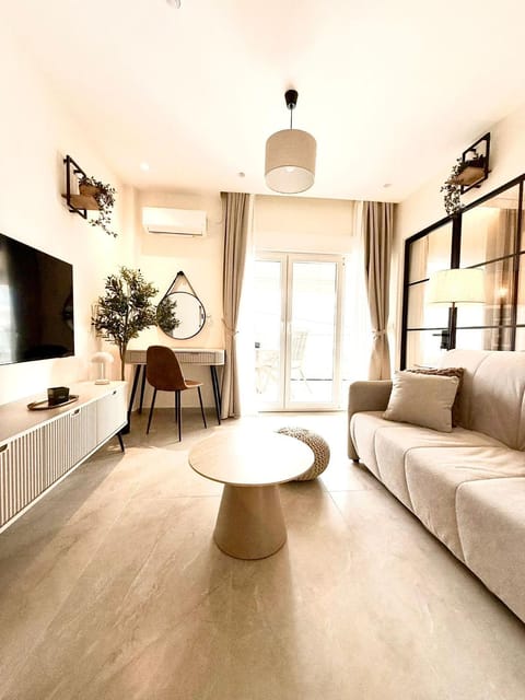 Bed, TV and multimedia, Living room, Photo of the whole room, Seating area