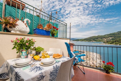 Natural landscape, Food and drinks, Sea view