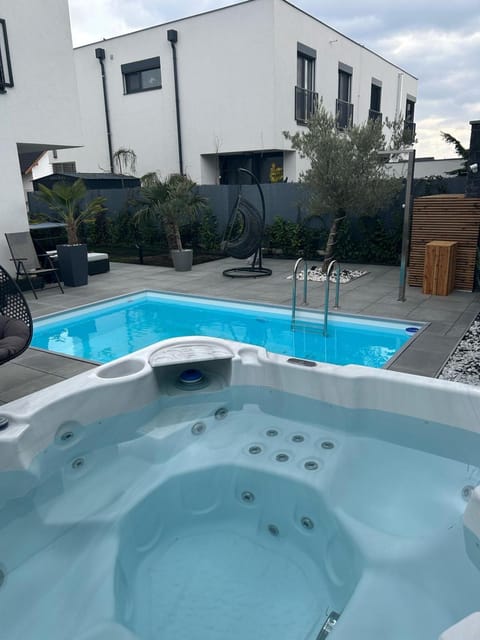 Hot Tub, Swimming pool