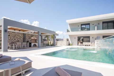 Property building, Patio, Day, Swimming pool, sunbed