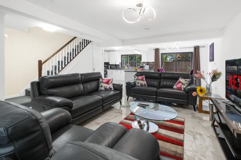 Communal lounge/ TV room, TV and multimedia, Living room, Seating area, Evening entertainment