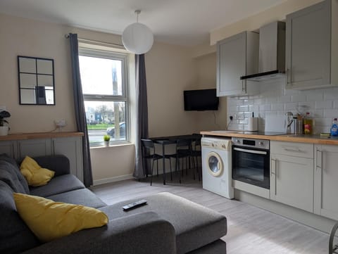 TV and multimedia, Kitchen or kitchenette, Living room, Seating area, Dining area, oven, washing machine, dryer