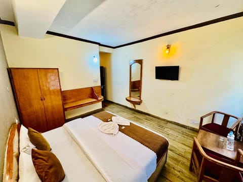 Communal lounge/ TV room, Bed, TV and multimedia, Seating area, Bedroom, wardrobe